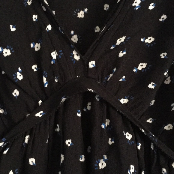 Lucky Brand V-Neck Blouse - Picture 5 of 8